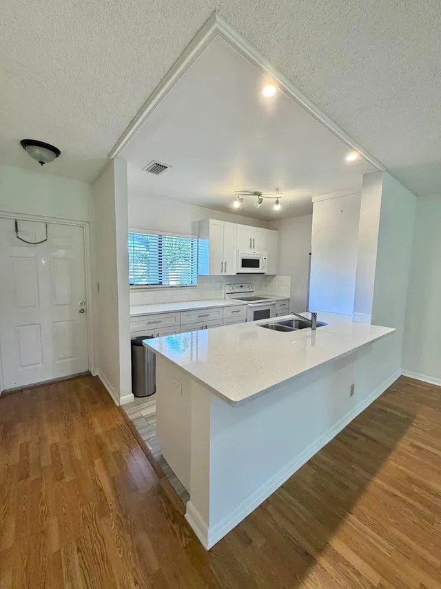 Unit 2030 photo 6