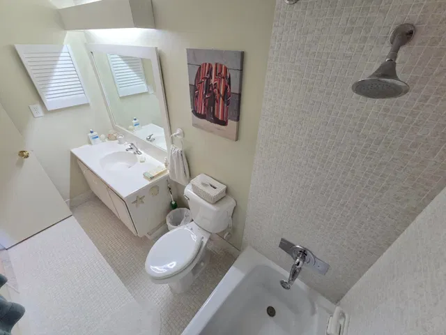 Unit 204 photo 15