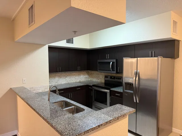 Unit 2105 photo 4