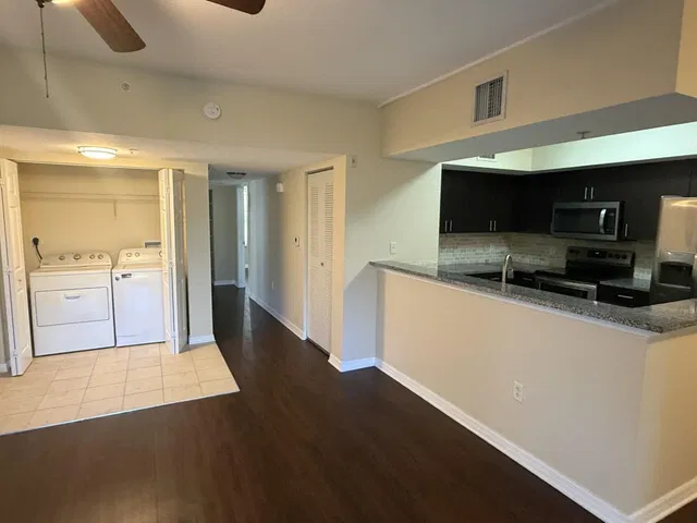 Unit 2105 photo 6