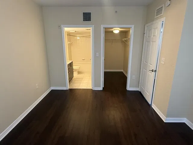 Unit 2105 photo 8