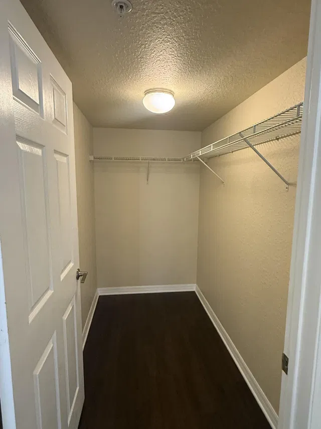 Unit 2105 photo 9