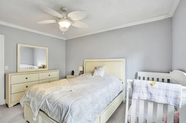 Unit 104 photo 11