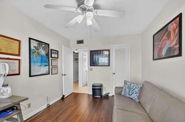 Residence photo 18