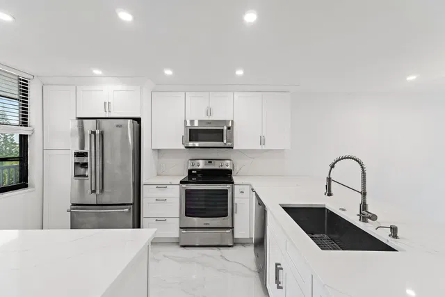 Unit 404 photo 6