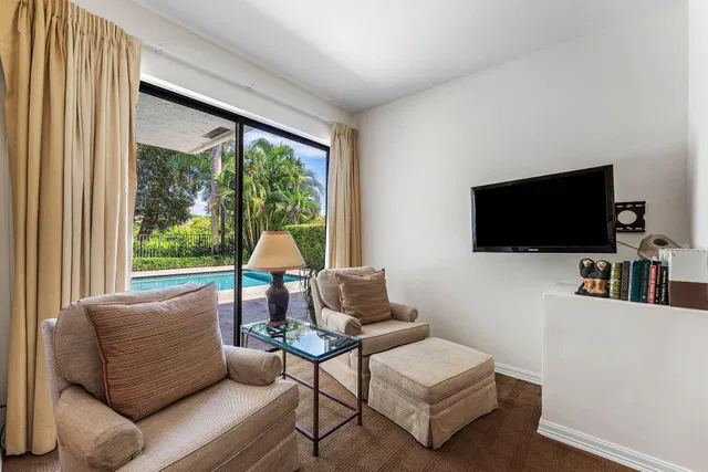 Windsor Way Residence photo 20