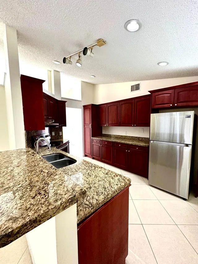 Residence photo 3