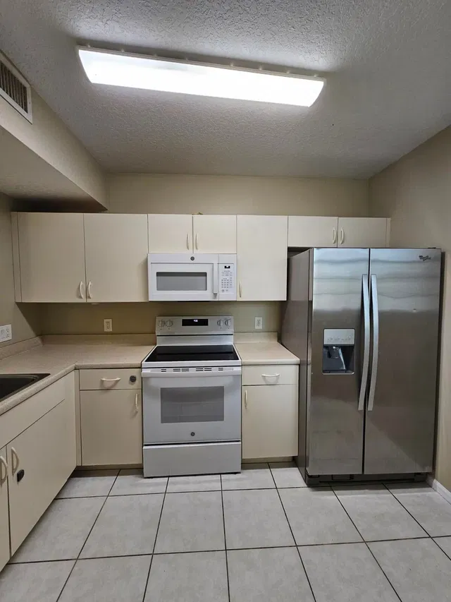 Unit 311 photo 3