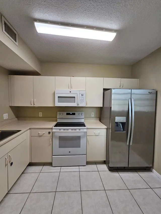 Unit 311 photo 4
