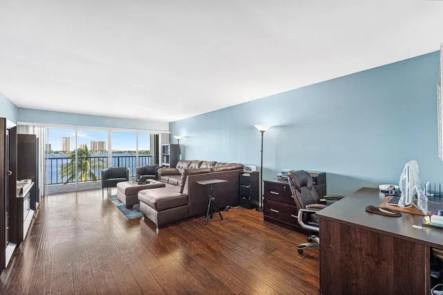 Unit 502 photo 10