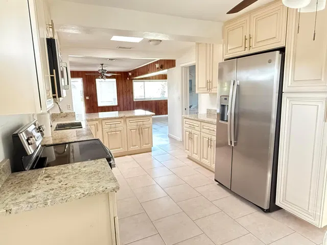 Residence photo 3