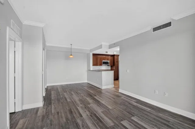 Unit 2208 photo 3