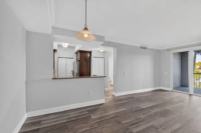 Unit 2208 photo 4