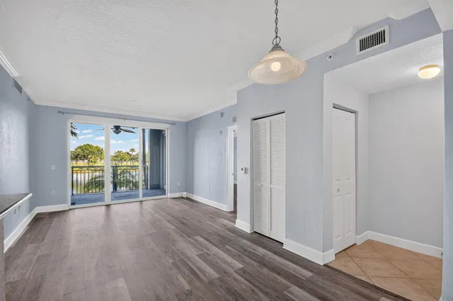 Unit 2208 photo 6