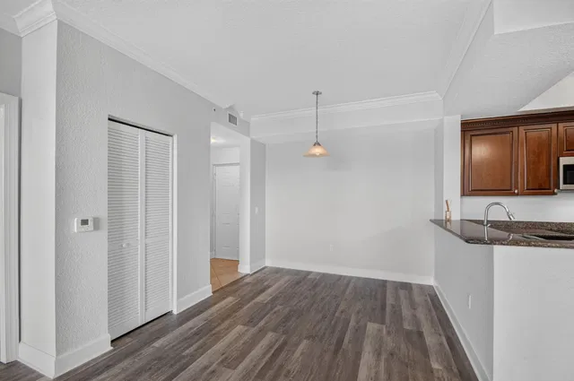 Unit 2208 photo 7