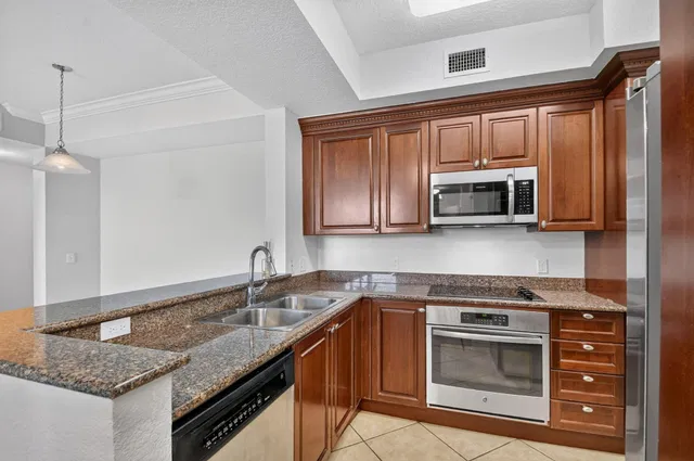 Unit 2208 photo 8