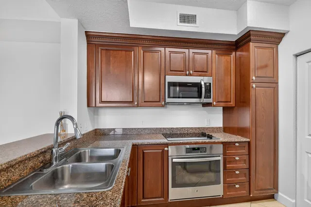 Unit 2208 photo 9