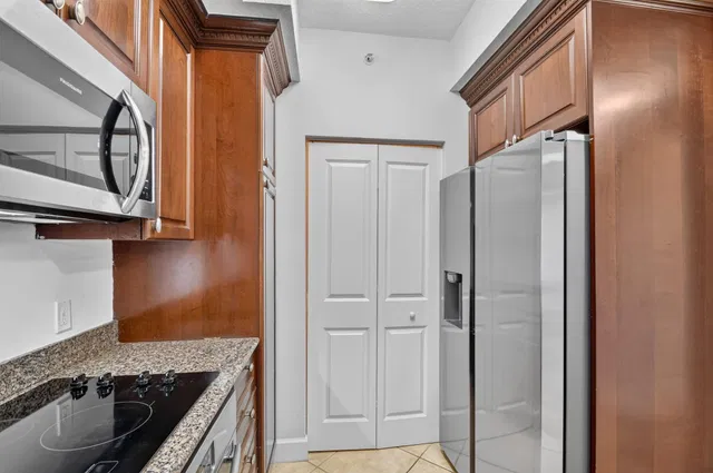 Unit 2208 photo 10