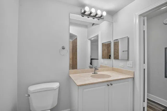 Unit 2208 photo 32