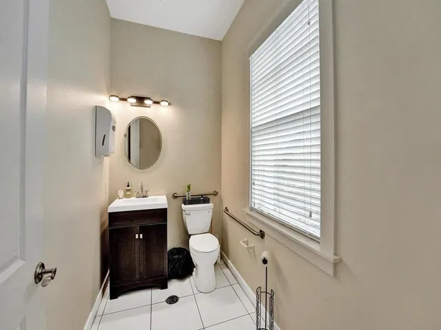  Unit H photo 17