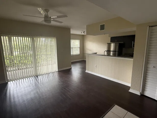 Unit 2102 photo 4
