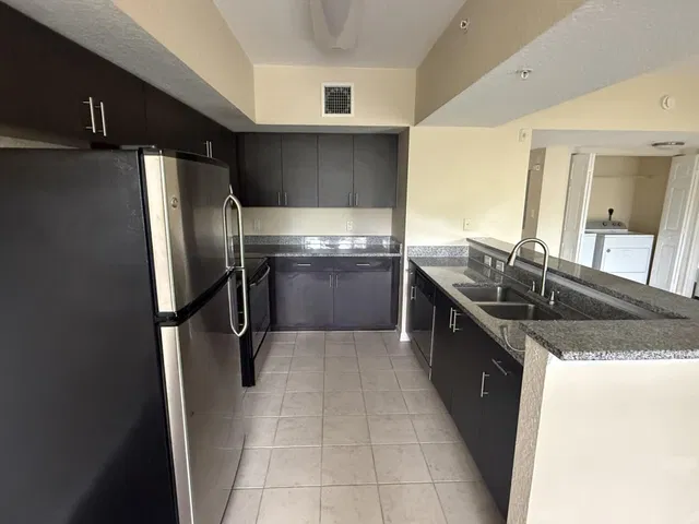 Unit 2102 photo 6