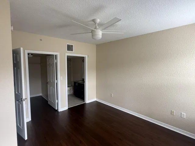 Unit 2102 photo 9