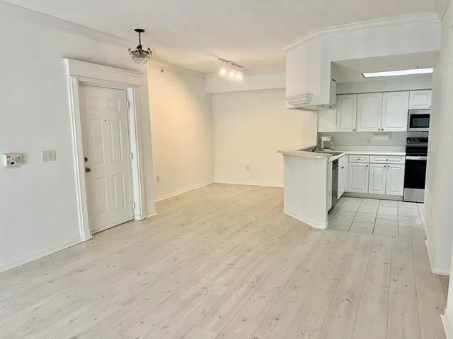 Unit 202 photo 4