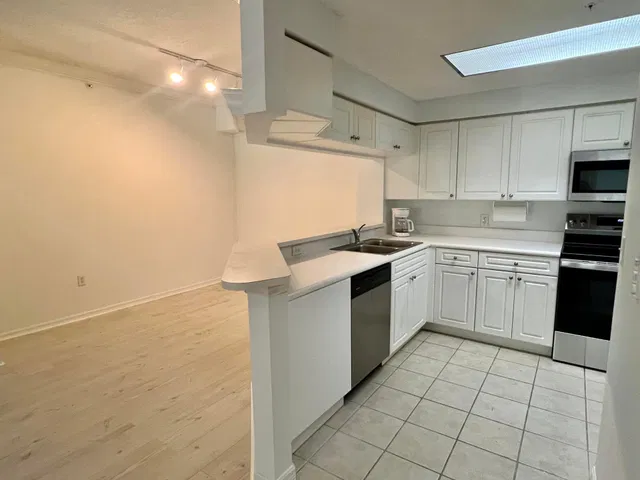 Unit 202 photo 5