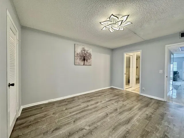Unit 4031 photo 14