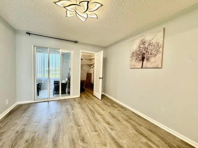 Unit 4031 photo 17