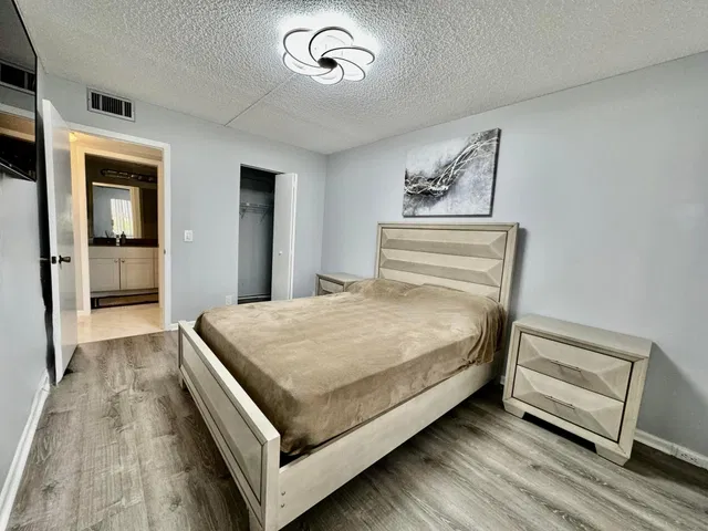Unit 4031 photo 21