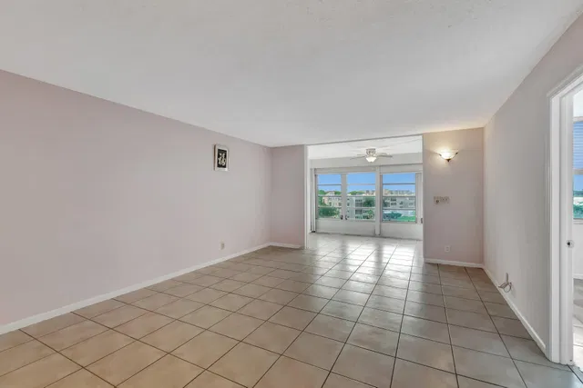  Unit 502 photo 7