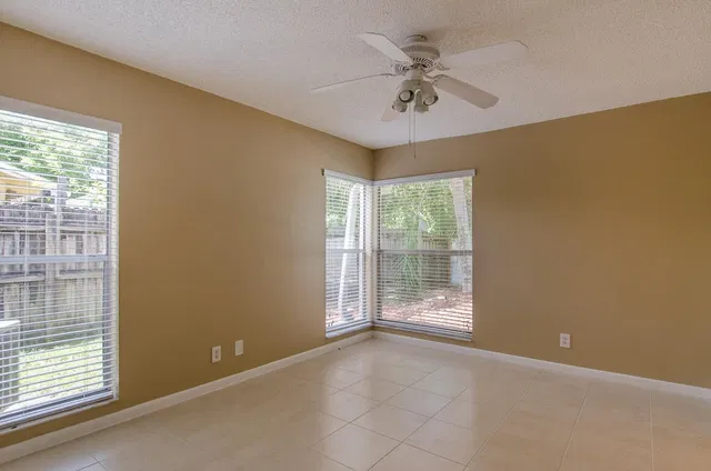 Residence photo 17