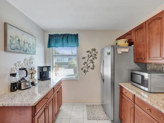 Unit 48 photo 11