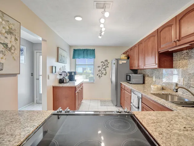 Unit 48 photo 12