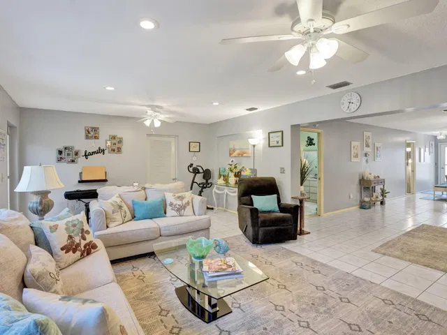 Unit 48 photo 32