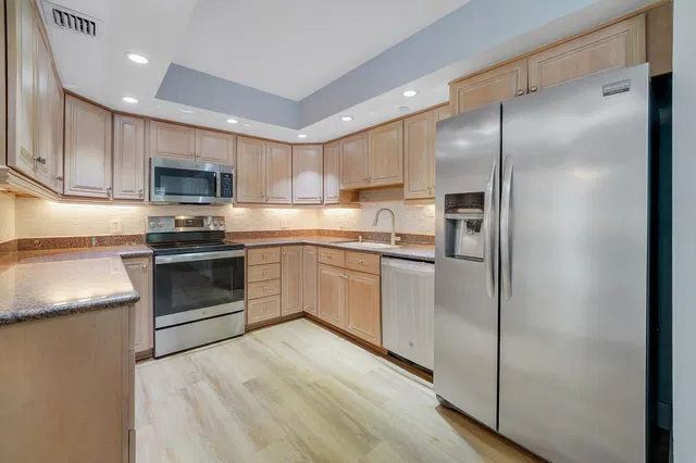 Unit 207 photo 10