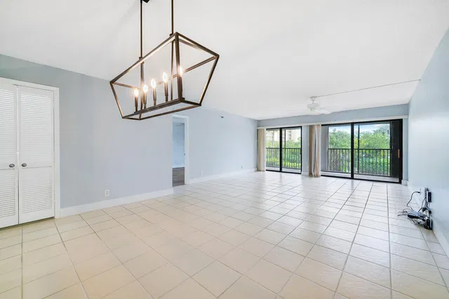 Unit 207 photo 16