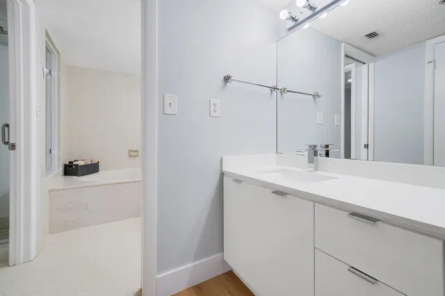 Unit 207 photo 23