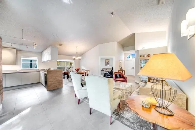 Residence photo 3