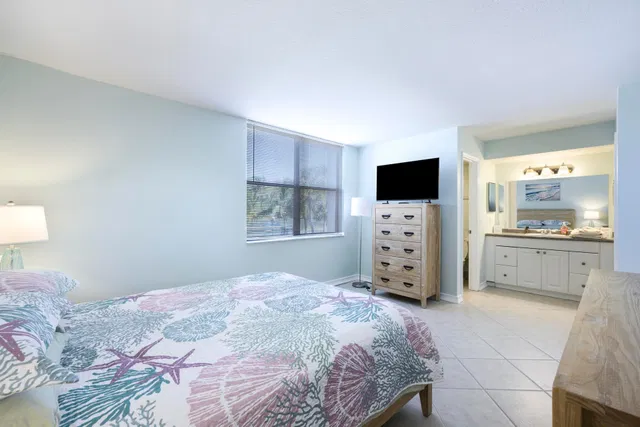 Unit 209 photo 8
