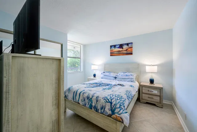 Unit 209 photo 15