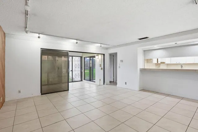 Residence photo 5