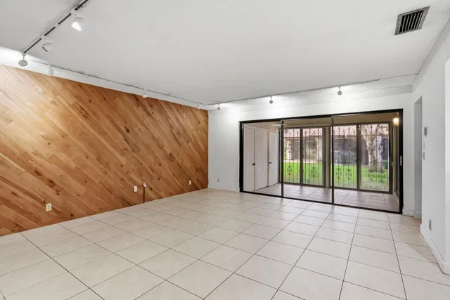 Residence photo 12