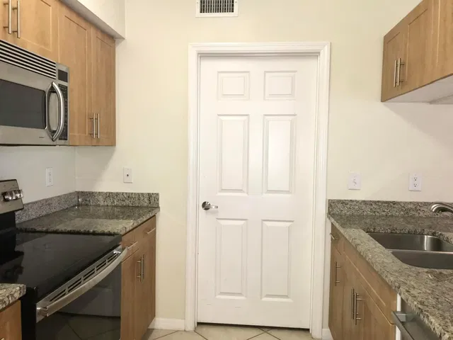 Unit 107 photo 10