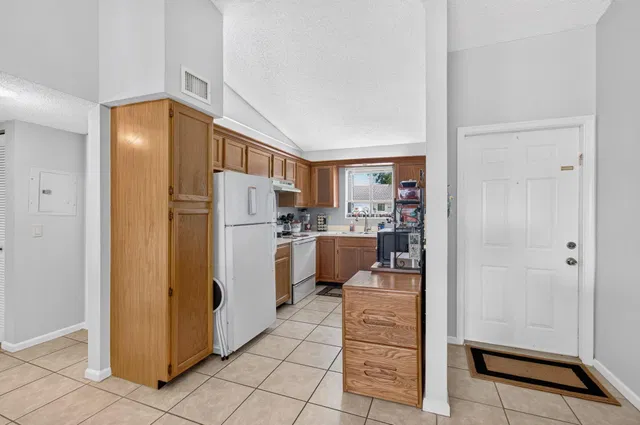 Unit 208 photo 11