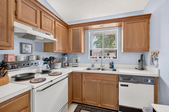 Unit 208 photo 15