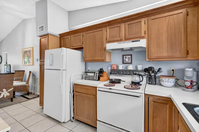 Unit 208 photo 16