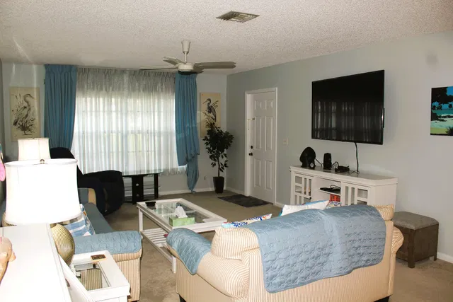 Unit B photo 4